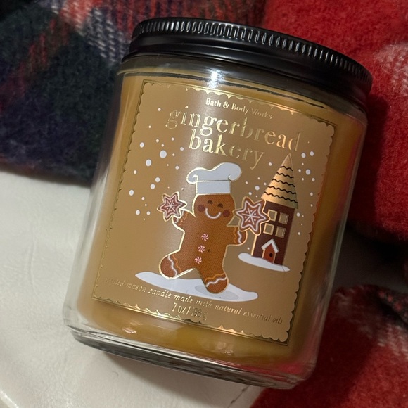 NEW Bath & Body Works 7oz  Single Wick Candle with Lid-Gingerbread Bakery Scent - Picture 4 of 8
